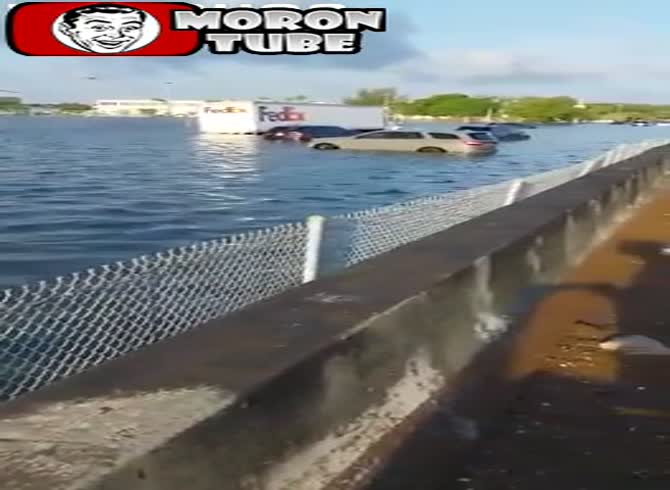 Video :Water engulfs the Fort Lauderdale airport!